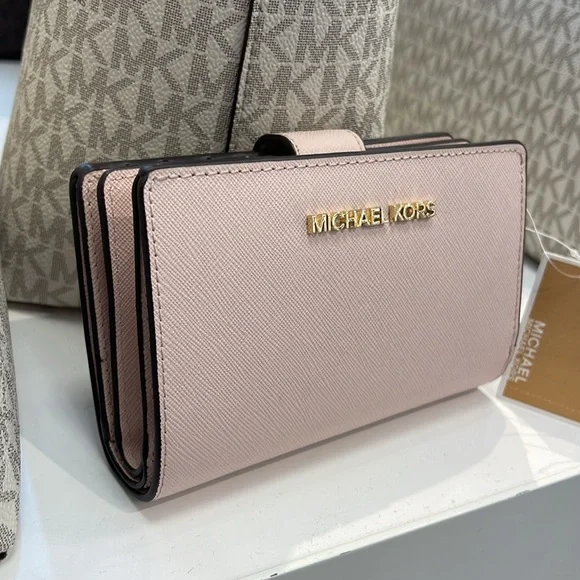 Michael Medium Crossgrain Leather Bifold Wallet
Powder Blush
NWT - Picture 2 of 16